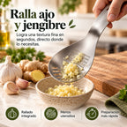 Cuchara multifunción rallando ajo y jengibre